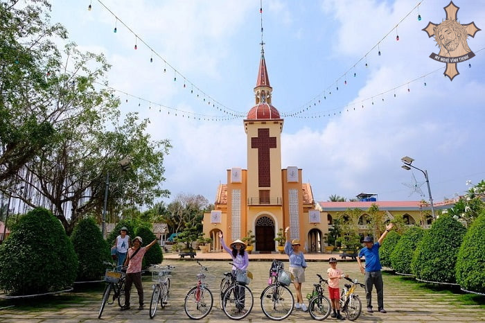 Du khách chụp hình trước nhà thờ Đức Mẹ La Mã Bến Tre