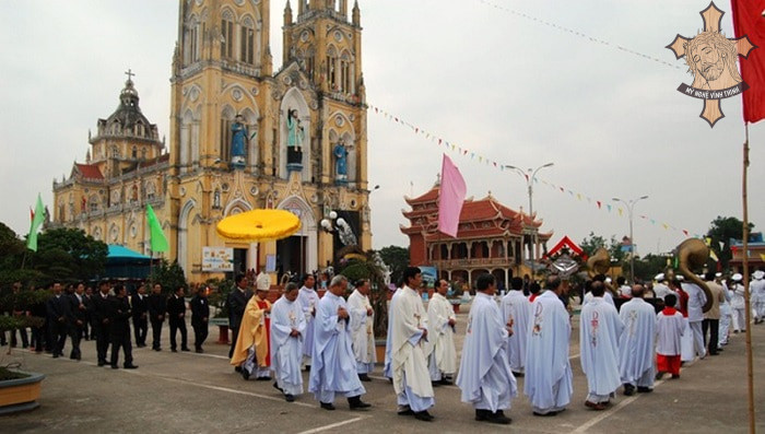 Tổ chức thánh lễ tại đền thánh Đông Phú